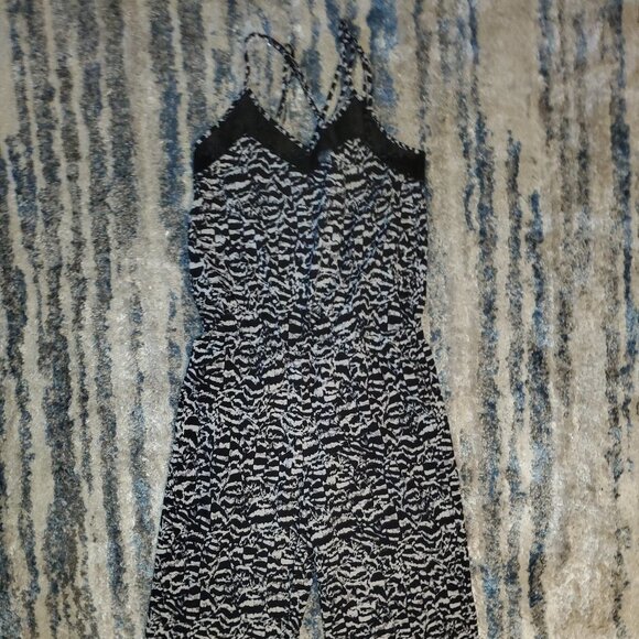 FABLETICS Dash Black White Sandstorm  || Small || GUC - Picture 2 of 15